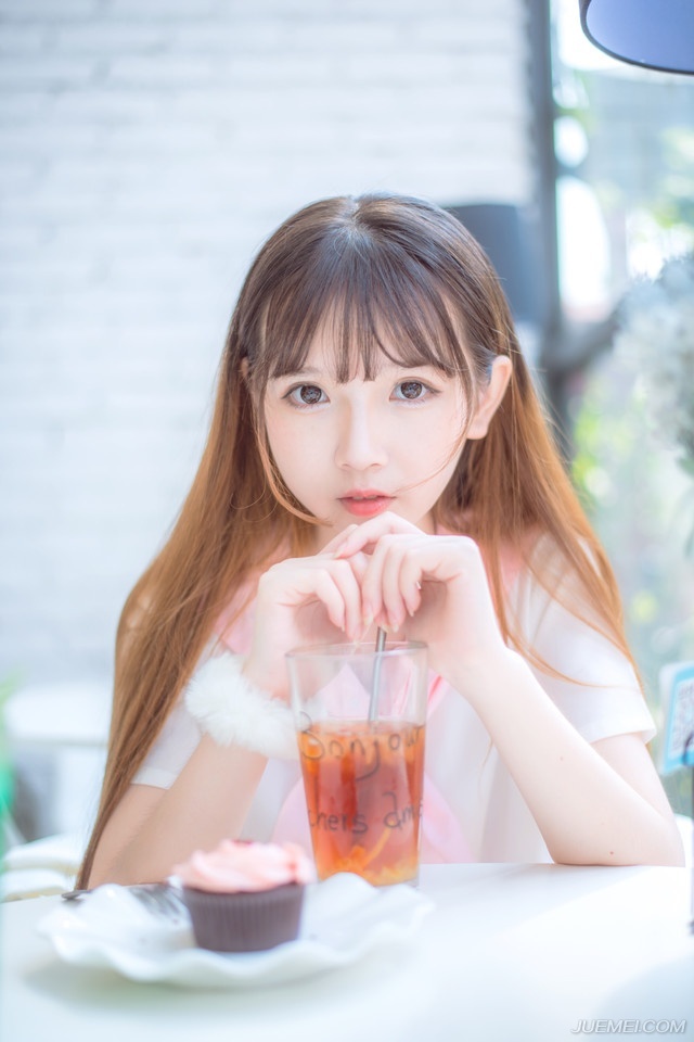 “啪~”